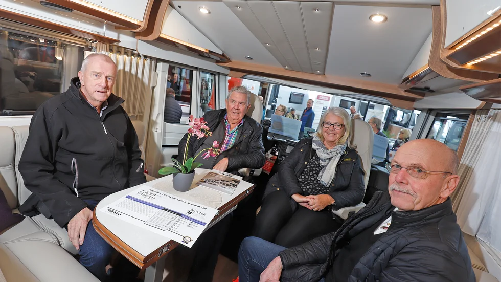 Västeråsparet Krister Carlsson och Pia Torneryd provsitter en Rapid i 190 tillsammans med Eskilstunaborna Håkan Karlsson och Kenth Karlsson.