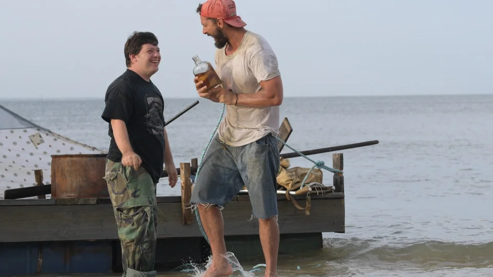 Zack Gottsagen och Shia LaBeouf på rymmen i ”The peanut butter falcon”. 