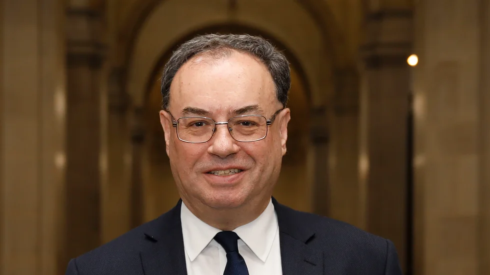 Den brittiska centralbanken Bank of England, med den nytillträdde chefen Andrew Bailey, sänker styrräntan och ökar på stödköpen. Arkivbild.