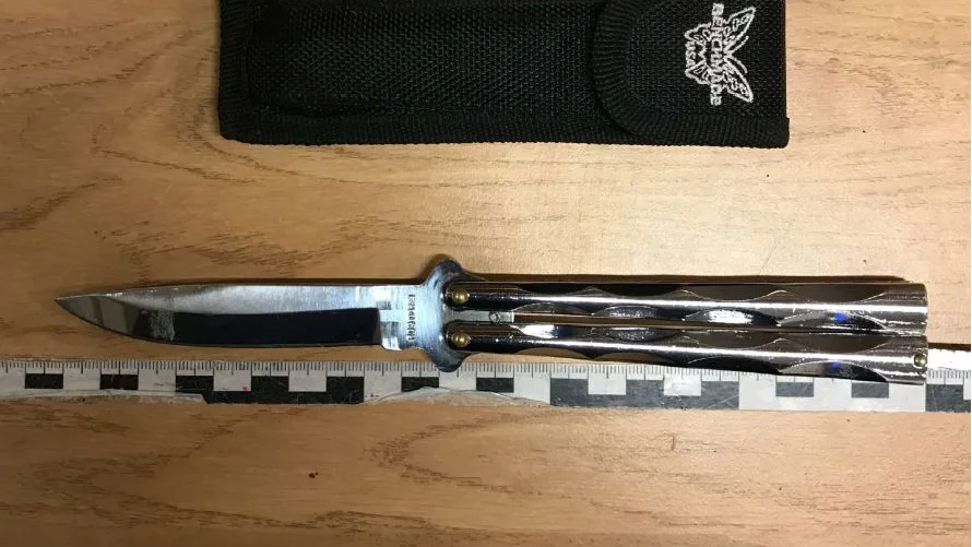 Den 34-årige mannen hade denna kniv i sin ryggsäck. Men tingsrätten anser inte att han gjort sig skyldig till något brott. 