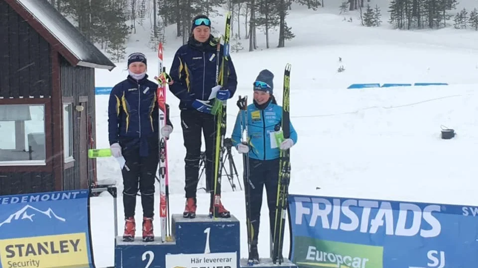 Klubbkamraterna Erika Österman (1) och Lisa Melen Olsson (2) tog båda plats på prispallen under JSM i skidskytte.
