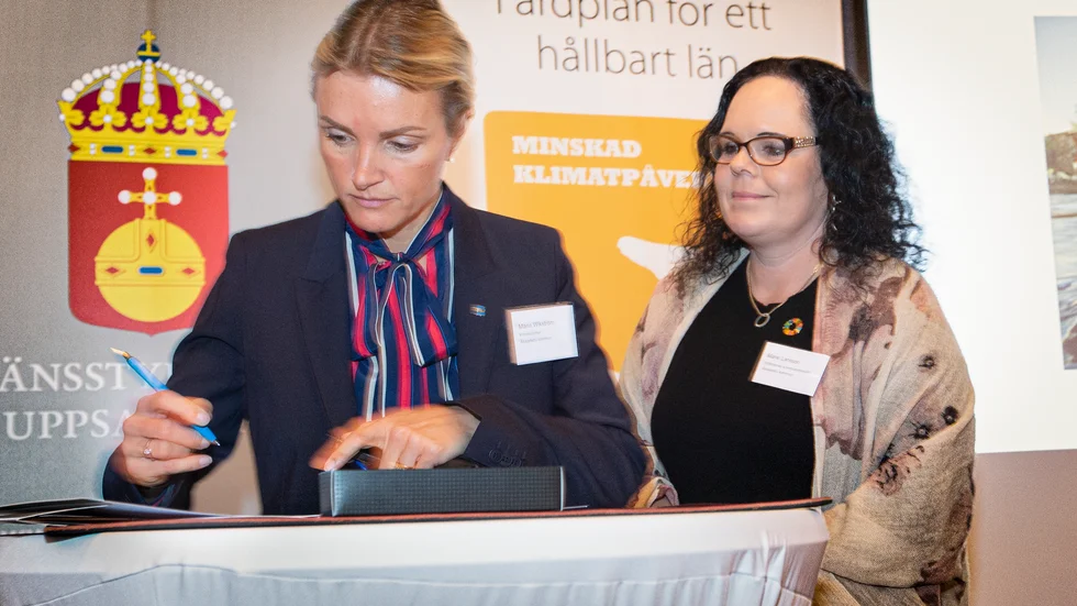 Marie Larsson, till höger, säger att hon misshandlats i  sin husvagn. Till vänster syns kommundirektör Maria Wikström som var i kontakt med Marie Larsson under söndagen.