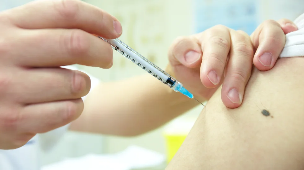 I årskurs 2 ske elever erbjudas vacciation mot mässling, påssjuka och röda hund. I årskurs 5 ska flickor få vaccination mot livmoderhalscancer.