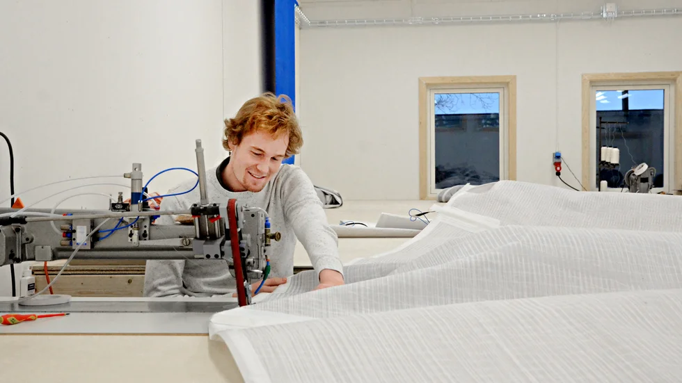 Erik Lindén är något så ovanligt som en nykomling i segelmakarbranschen. Delvis tack vare honom lever den traditionen vidare i seglarstaden Oxelösund.