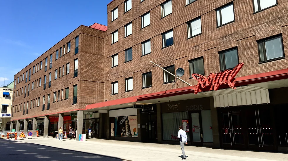 Planerna på inglasning av arkaden längs Dragarbrunnsgatan väcker kritik. 