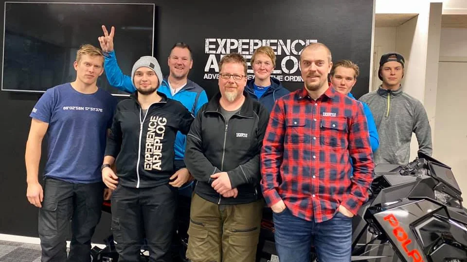Sveriges första åtta diplomerade skoterguider finns i Arjeplog. Experience Arjeplogs vd Joakim Armgren i rödrutig skjorta.