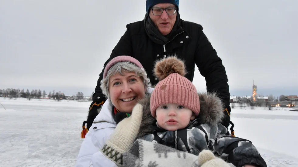 Ingrid och Ronja Lundqvist skjutsas av Kenneth Lundqvist. "Underbart!" Säger Ingrid Lundqvist.