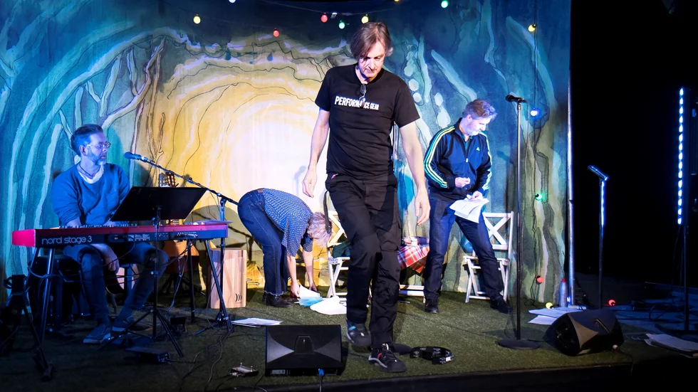 Tomas Isacsson, Åke Karlsson, Karin Paulin och Roger Storm åker ut på en mer än månadslång turné till länets bygdegårdar i mitten av februari. Just nu repeteras det för fullt och lokalen är fylld av klassiska svenska visor och musikalisk humor och samhällsengagemang med rötterna hos Hasse & Tage.

