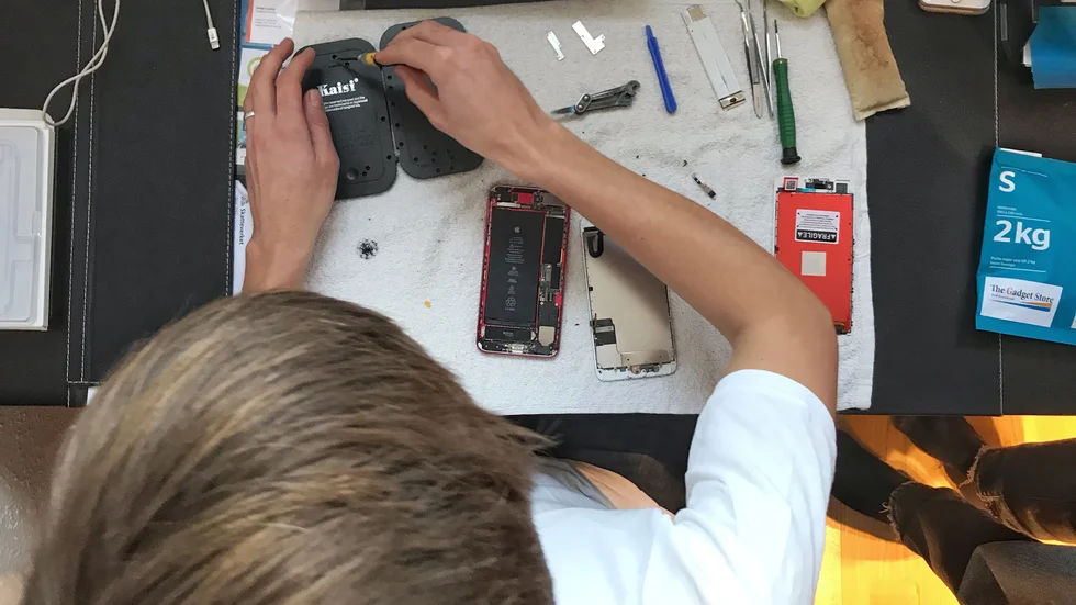 Smartphonereparatören är den nya tidens tv-reparatör. Men det gäller att hålla koll på alla små delar.
"Varje skruv måste tillbaka på samma plats", säger Fredrik Lagerström.