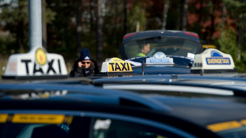 Två taxichaufförer drabbades av "snyltarna" unde måndagskvällen och natten till tisdagen. 