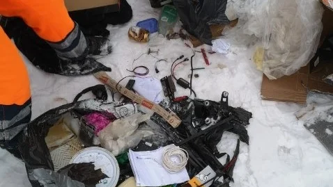 En sopsäck som slängs i containern för brännbart kan innehålla mycket som inte går att elda upp.