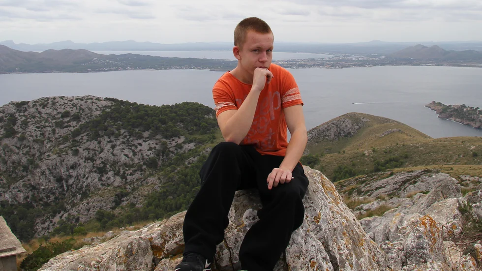 Lukas Hintz på Mallorca 2015, året innan drogmissbruket eskalerade. "Lukas tyckte om att resa. Han var duktig på engelska och hade lätt att föra samtal utomlands. Det är det här man saknar så mycket med Lukas. Att han tyckte om att göra saker med oss", säger mamma Anna Hintz. 2019 dog Lukas i en överdos, 21 år gammal.