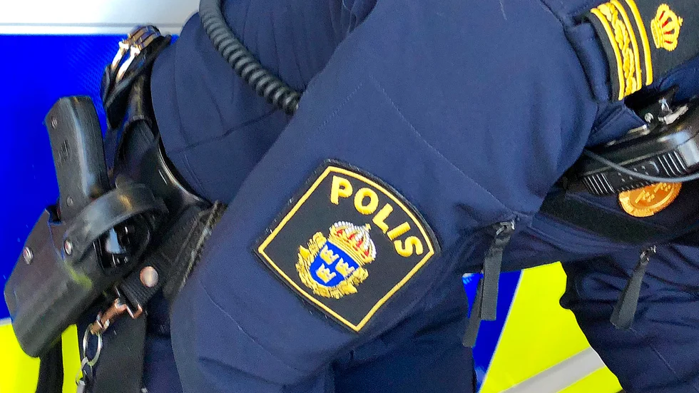Polisen får ett samtal från ett vittne som ser någon hälla bensin på en soptunna.