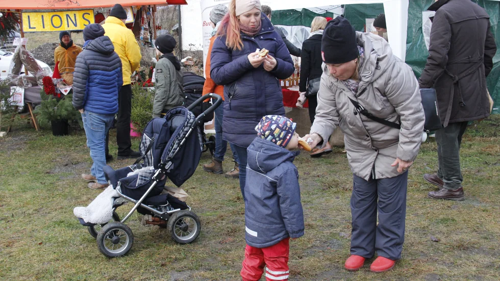Korv med bröd hör marknad till, här är det Arvid Pettersson som får hjälp av mormor Annika Närlund medan mamma Cecilia Närlund tittar på.