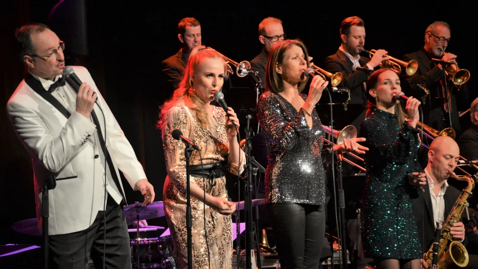 En jazzig julshow upptog nära tre timmar av fredagskvällen då Peter Asplund underhöll med sitt storband, Claes Crona trio och tre damer: Anna Jalkéus, Vivian Buczek och Isabella Lundgren. 