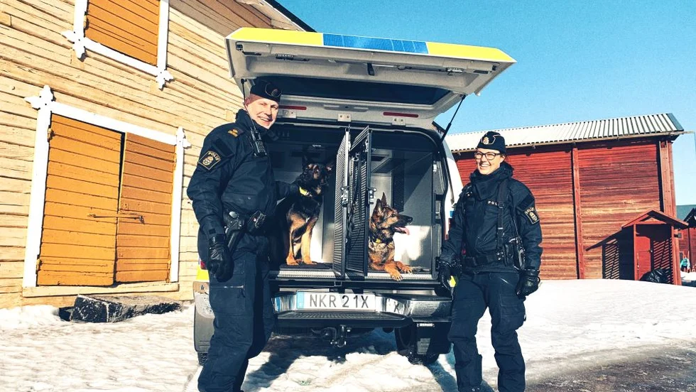 Hundförarna Jan Grankvist och Anja Larsson med hundarna Dunder och Hassa är mycket nöjda med den nya specialanpassade hundbilen som rullar i lokalpolisområde Piteå älvdal med omnejd sedan någon vecka tillbaka.
