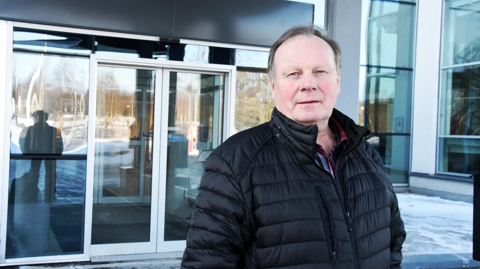 Bengt Niska, ledamot i Svenska tornedalingars riksförbund ser rött av väntan på ett utlovat kulturinstitut.