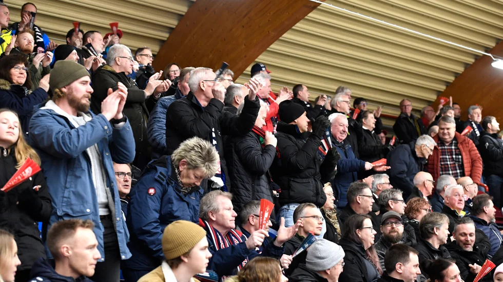 Över 2 000 åskådare var på plats när VIK bjöd på fri entre mot Almtuna.