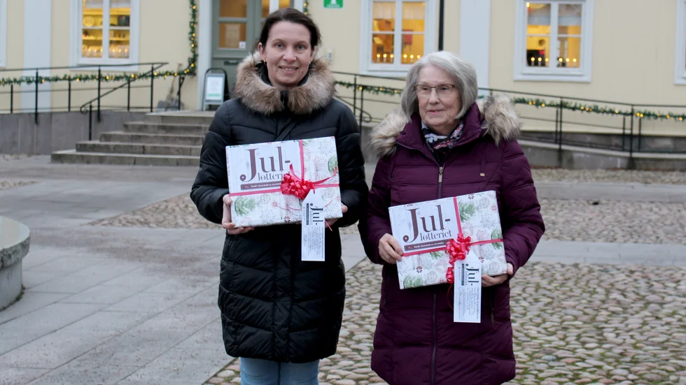 Årets vinnare i jullotteriet, från vänster: Frida Hultgren och Sonja Nilsson. 