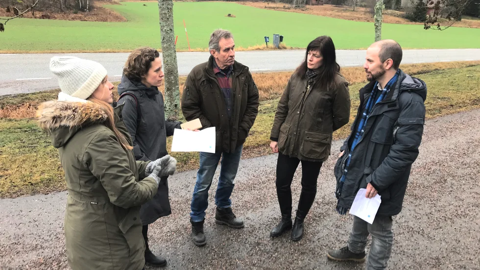 Moderaterna Petter Söderblom och Anna af Sillén (till höger) träffade Tystbergabor på torsdagen. Therese Bjuråker Wilmot och Putte Skog var två av dem som passade på att lyssna.