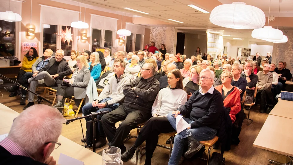 Runt 120 personer samlades på restaurang Utsikten i Fårösund på onsdagskvällen. Anledningen var att visa missnöje mot beslutet om besparingar i folkhögskolan.