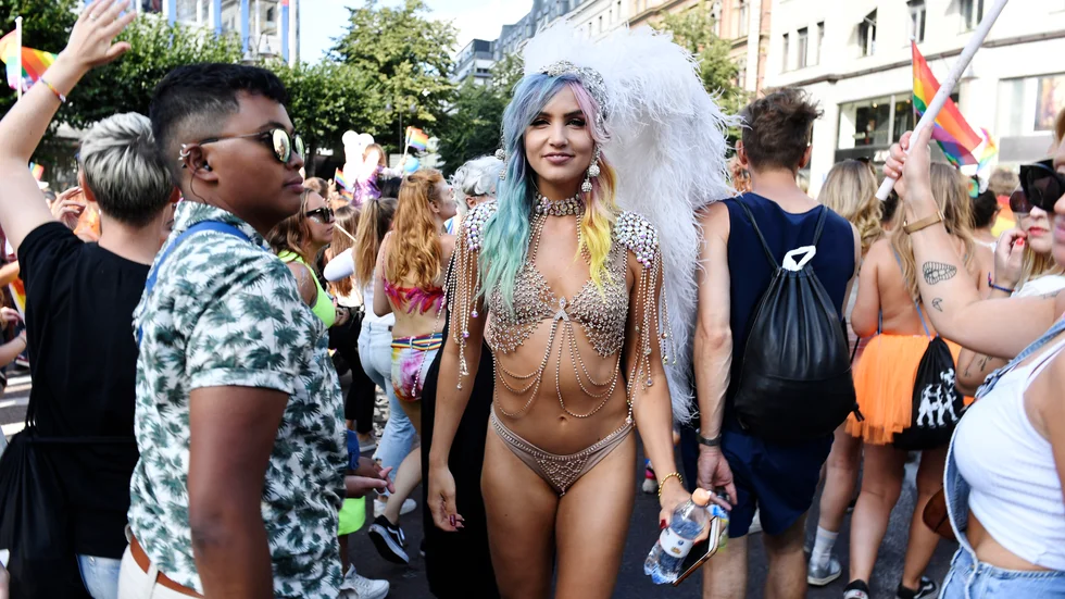 "Opinionsbildaren Linnea Claesson förenar slagord som ”Aldrig är tiden vi låter hatet vinna över kärleken” med bilder på sig själv i strassbikini", skriver Ida Stiller.