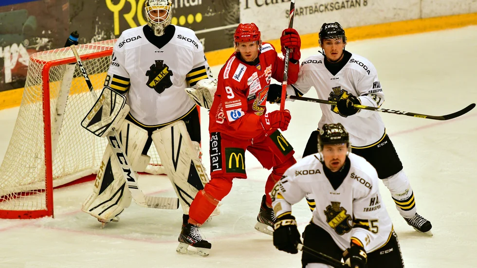 Almtunas Tony Mårtensson (i röd tröja) om framtiden, ekonomin och sättet att spela hockey. Han har ingen avsikt att lämna Almtuna under den här säsongen.
