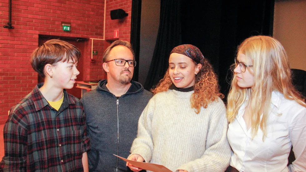 Elever på Wiks folkhögskola förbereder sig inför mötet med en politiker från kulturnämnden. Fr  Ylva Wänstrand, Mikael Gustafsson, Astrid Cerin Ogunro och Paulina Ahlgrimm.