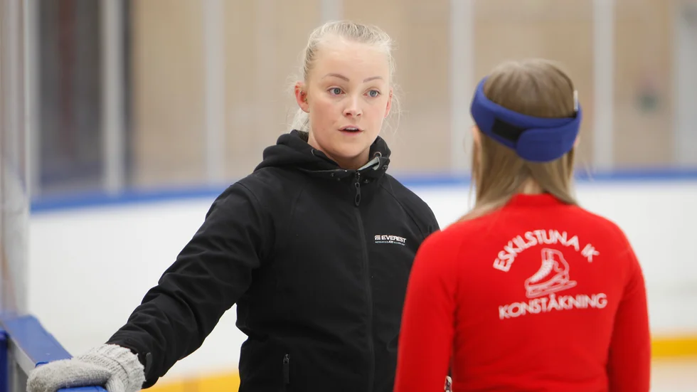 Tränaren Elina Neüman Falk instruerar en av klubbens alla duktiga ungdomar.