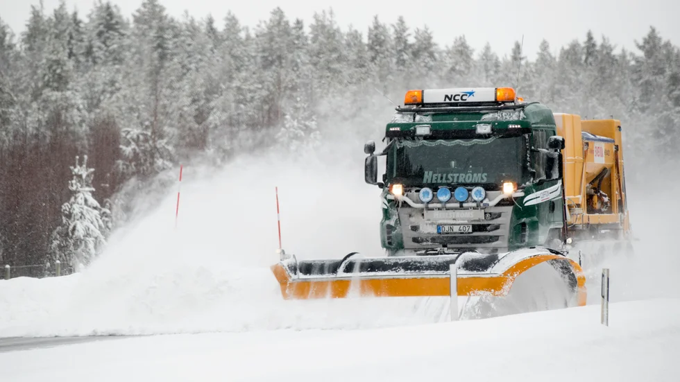 NCC har meddelat att de inte kommer ploga de enskilda vägarna i Arvidsjaurs kommun. Det betyder att vägföreningar står utan plogning. (Arkivbild)