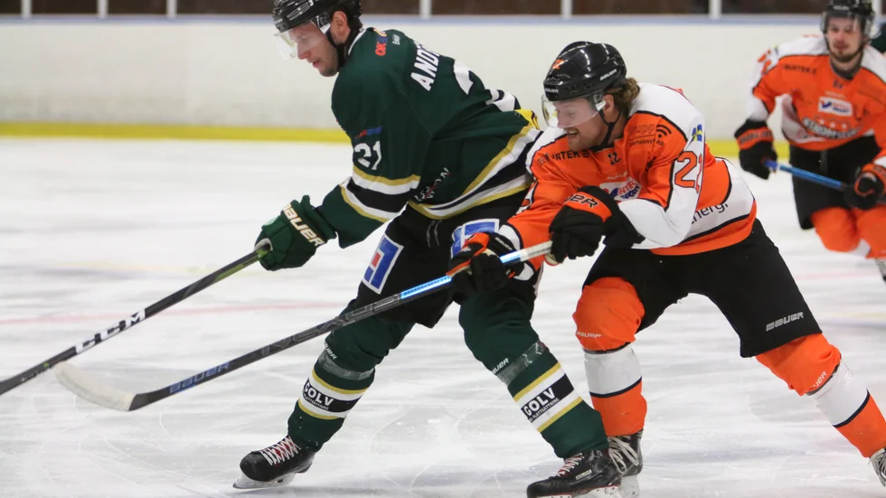 ESK Hockey tar sig an serieledaren Strömsbro i en laddad match.