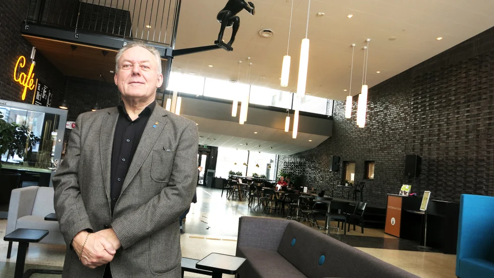 Karl Bieglo lärde sig i princip att rida innan han kunde gå. Så länge Karl kan sitta på hästrygg så är han nöjd med tillvaron.