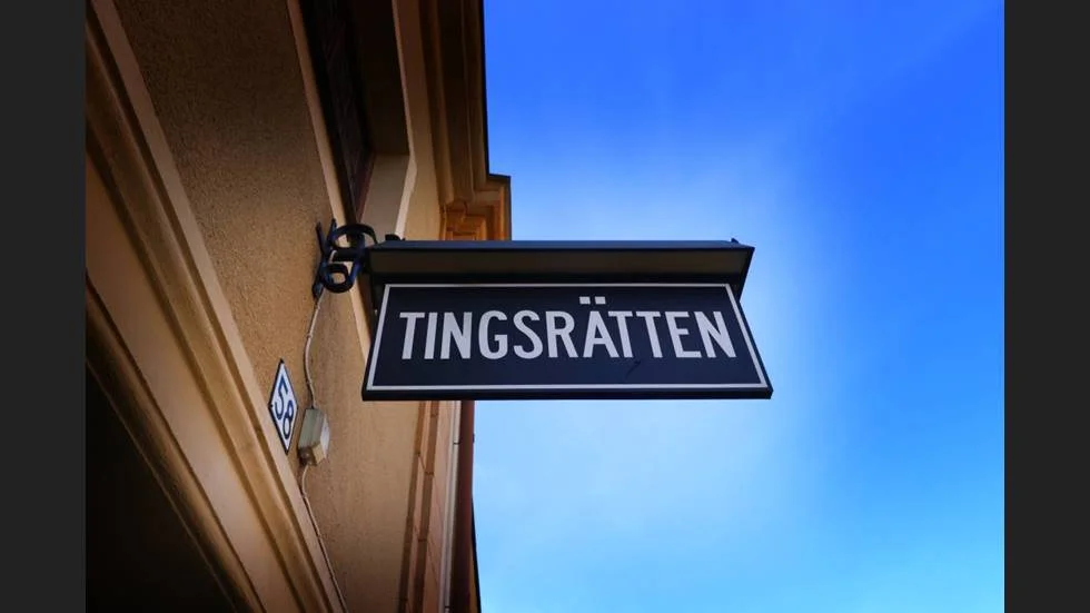 Tingsrätten dömer mannen till samhällstjänst.