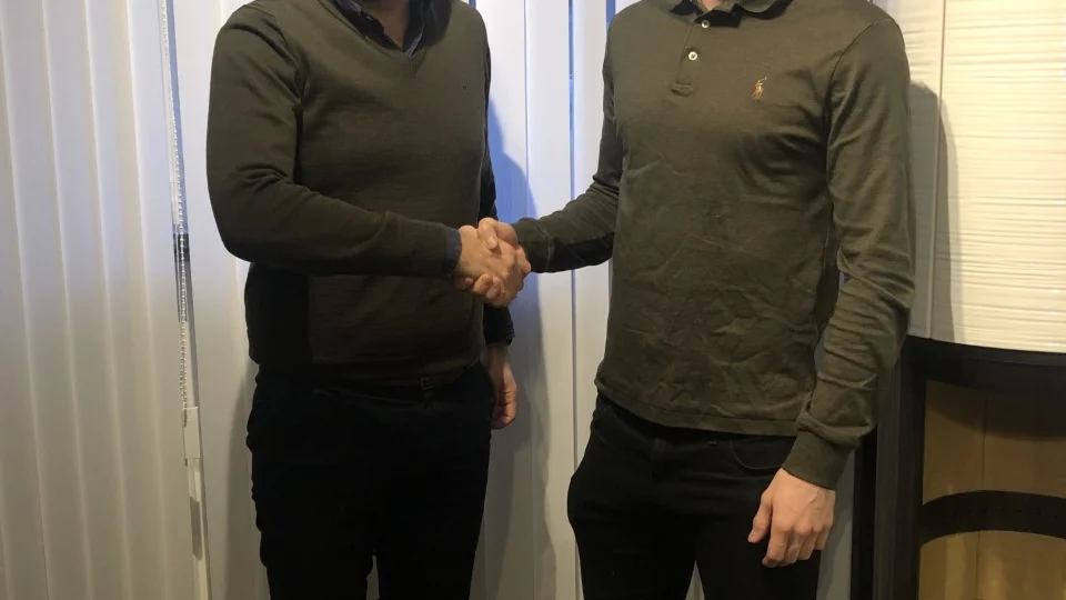 Sportchefen Daniel Kalén skakar hand med nyförvärvet Jakob Johansson-Inga. 