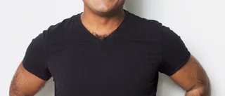 Özz Nûjen till humorklubben i vår