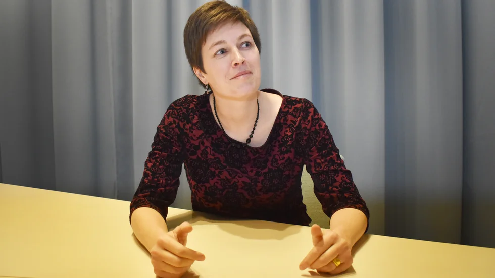 Cecilia Carlqvist har sällan sina händer på bordet, oftast använder hon dem flitigt och gestikulerar för att understryka det hon säger.