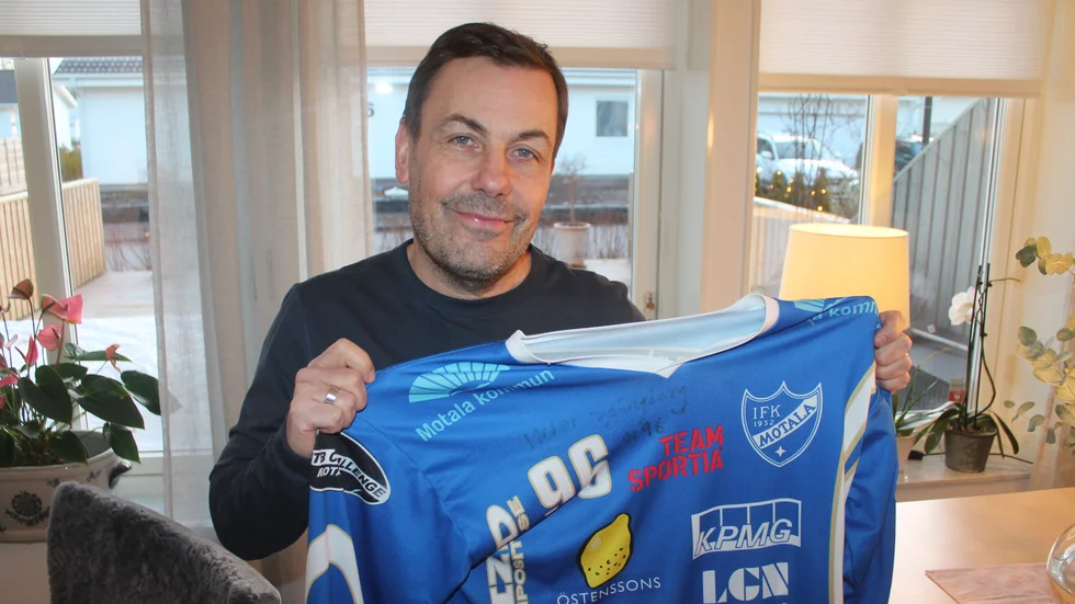 Mats Kindell har en omaka dubbelroll kring IFK Motalas bandy när han jobbar med säkerheten kring matcherna, samtidigt som han är författare och skribent. Kindell sitter också i styrelsen i klubben. "Laget har gjort mer än man kan förvänta sig", säger han om årets säsong.