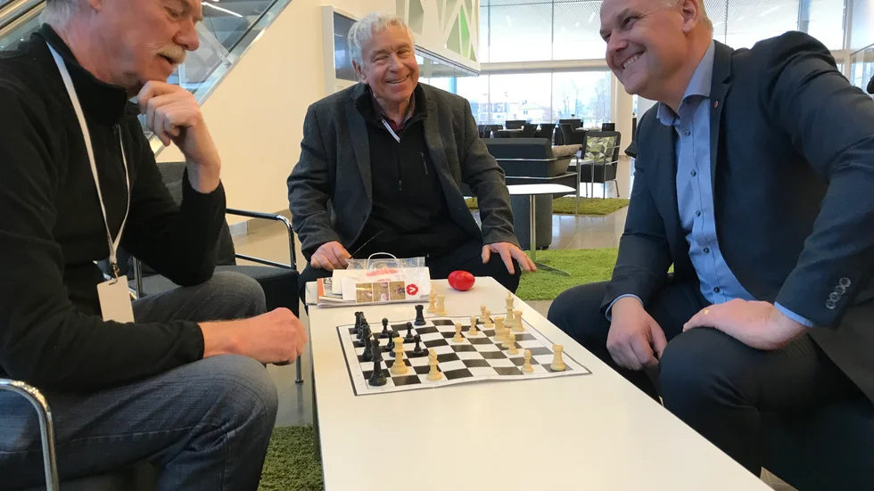 "Nu blir det kanske mer tid att sitta ner med oss gamla gubbar och spela schack på kongresserna" säger vänsterveteranen Lennart Beijer, som spelat matcher mot partiledaren Jonas Sjöstedt förr.