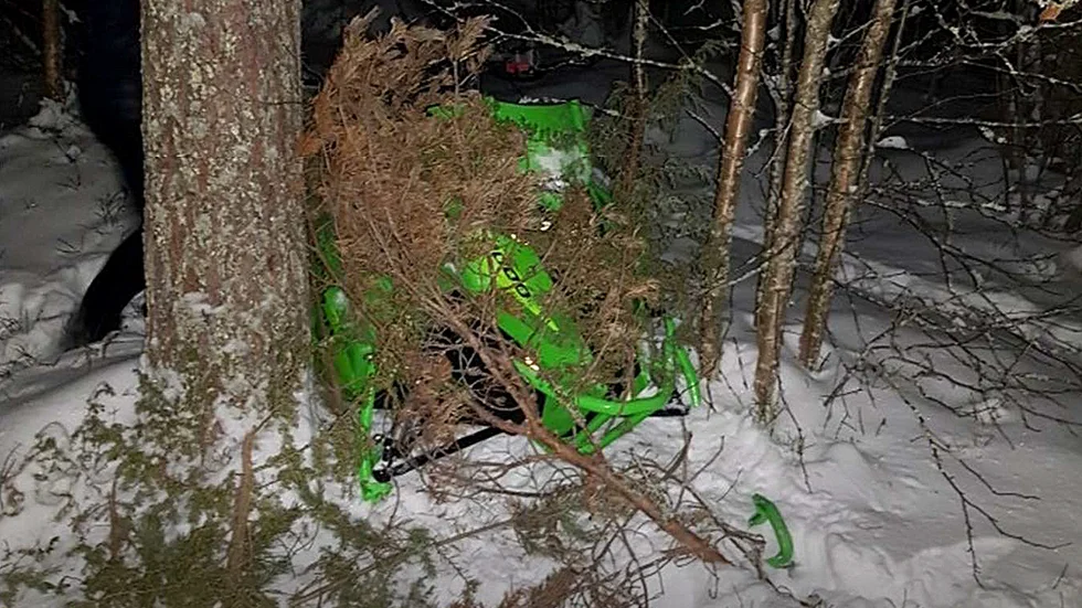 Skotertjuven försökte dölja sina spår i skogen. Ägaren, som tagit upp jakten, hittade skotern i Blåsmark, där den täckts över och backats in vid några träd.
