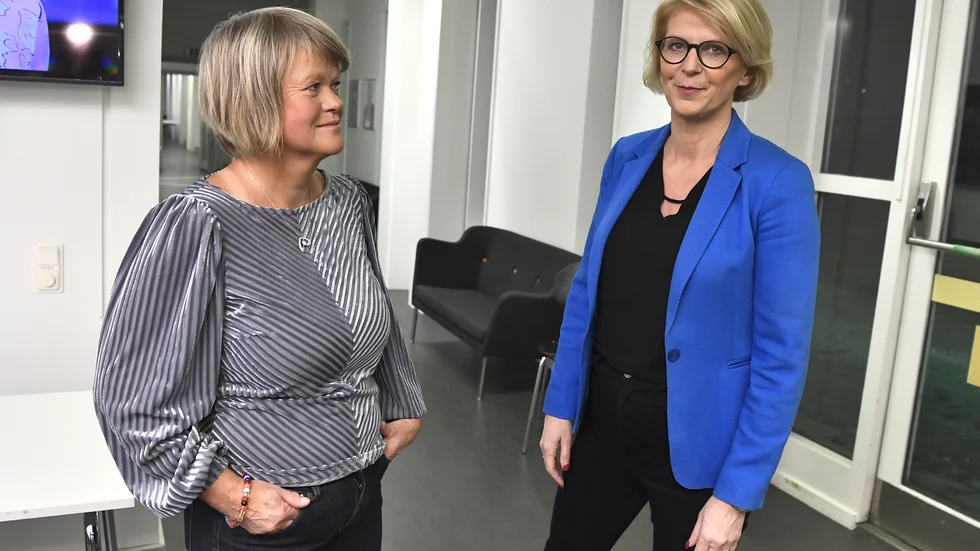 Elisabeth Svantesson (till höger på bilden och i politiken) kan känna sig nöjd. Ulla Andersson (till vänster) låter sig nu användas som en bricka i maktspelet mot regeringen.