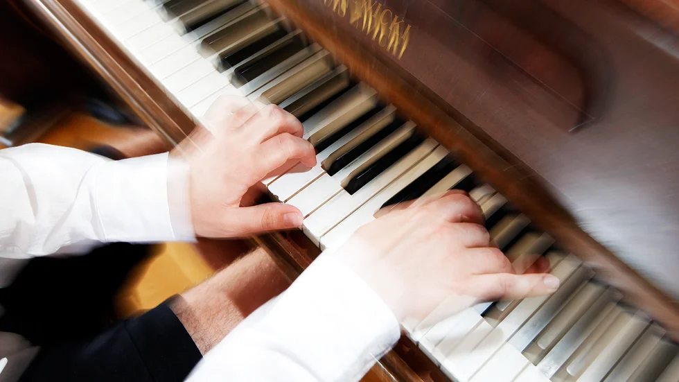 Strängnäs kulturskola gav bland annat Teodor möjlighet att prova sig fram och lära sig olika instrument.