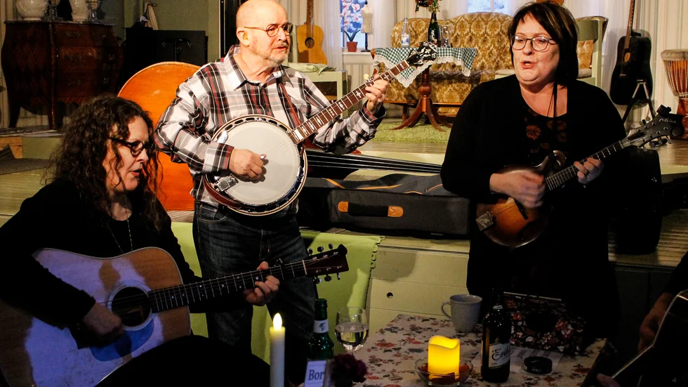 Karin Michelson, Bo Gustafsson och Helena Wahlström var tre av de musiker som spelade bluegrass tillsammans på Teater Klämman.