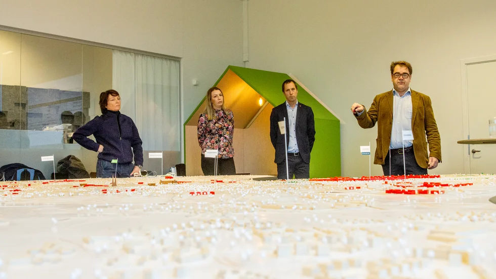 Ola Kahlström, strategisk samhällsplanerare på Uppsala kommun, presenterade spårvägsutredningen för Emilie Orring (M), regionstyrelsens ordförande, och Erik Pelling (S), kommunstyrelsens ordförande.