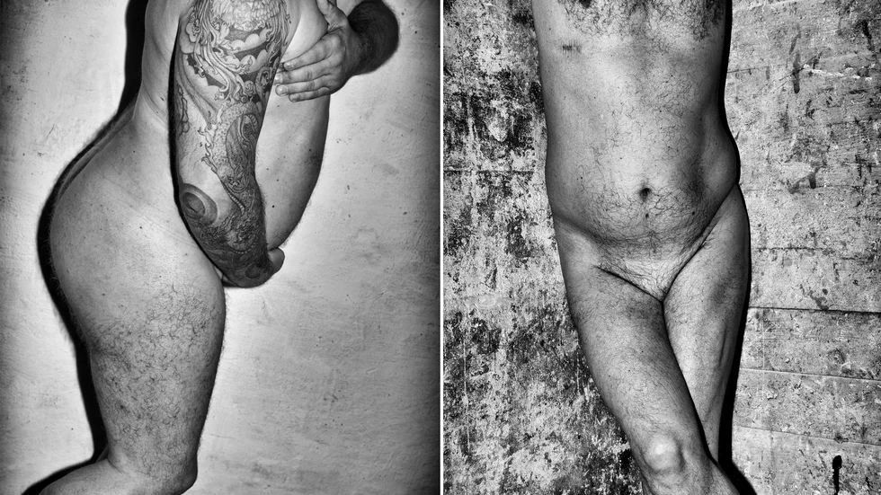 Fotografen Anders Alm medverkar med tre fotografier av nakna manskroppar under Liljevalch Vårsalong. På bild ses två av dem.