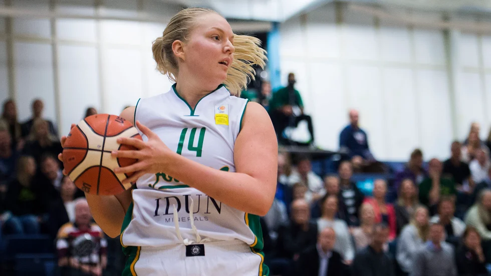 Tyra Carlsten-Handberg under tiden hon spelade i Alvik.