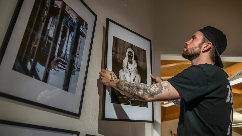 Jimmy Lindgren inför vernissagen på Skutskärs bibliotek. Bilderna hänger kvar till 25 januari.