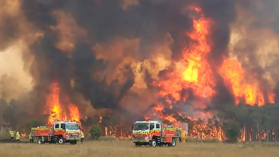 Brandmän försöker rädda bostäder runt om Charmhaven i delstaten New South Wales.