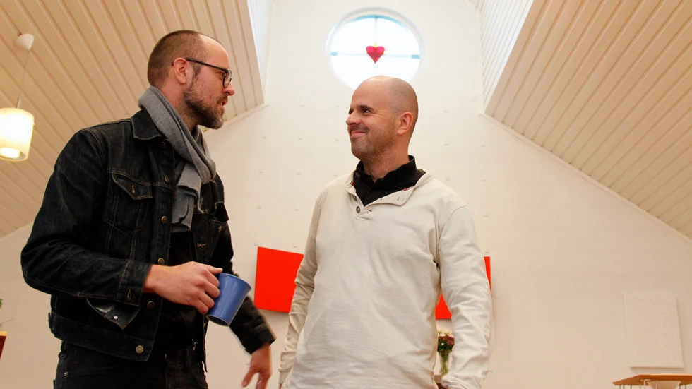Prästen Eskil Selander, i mitten, lämnar snart Märsta. Här med prästen Lucas Mellergård, som numera tjänstgör i Småland. "Jag är stolt över den matutdelning som vi fortsätter med och som Lucas Mellergård startade för några år sen."