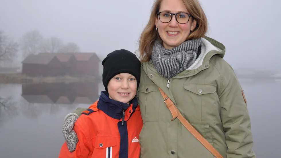 Sonen Olle och mamma Lisa med efternamnet Engqvist kommer från Stockholm för att fira julen hos barnens farmor och farfar. "Vi missar aldrig Kalle Anka klockan tre, säger Lisa. " Jag och lillebror som vara tomten i år", säger Olle. 