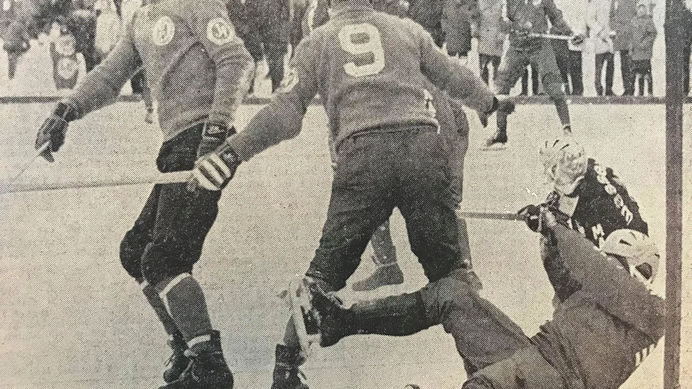 Kuriren för 50 år sedan: Håkan Spångberg vänder ryggen åt en fallen Kungälvsförsvarare. Hälleforsnäs vann med 4-3 och är klara för slutspel.